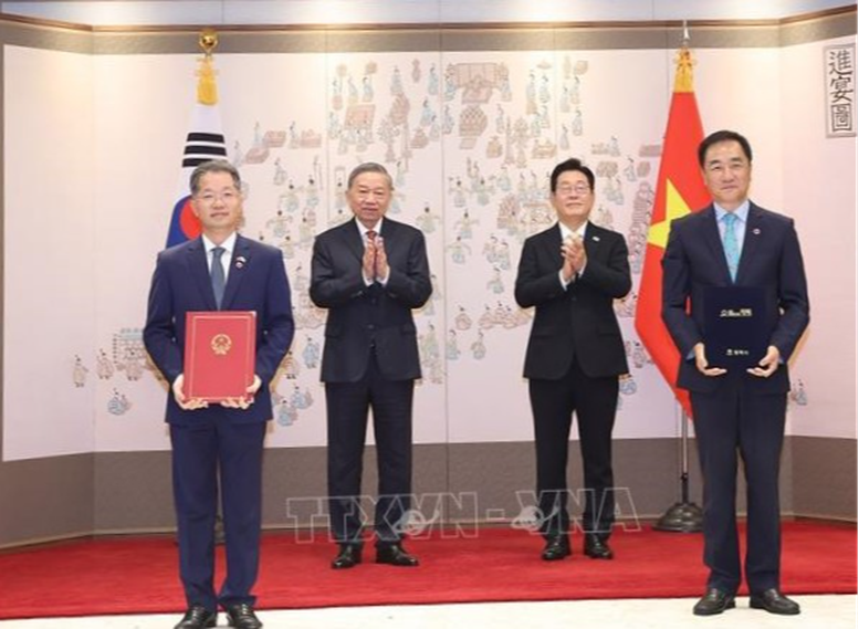 Tổng Bí thư Tô Lâm và Tổng thống Hàn Quốc Lee Jae Myung chứng kiến lễ trao Biên bản thỏa thuận tăng cường hợp tác giữa UBND thành phố Đà Nẵng (Việt Nam) và Chính quyền thành phố Pyeongtaek (Hàn Quốc) - Ảnh: TTXVN