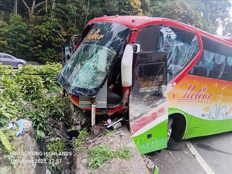 Xe buýt chở du khách Việt Nam gặp nạn tại Malaysia: Toàn bộ hành khách đều an toàn- Ảnh 1.