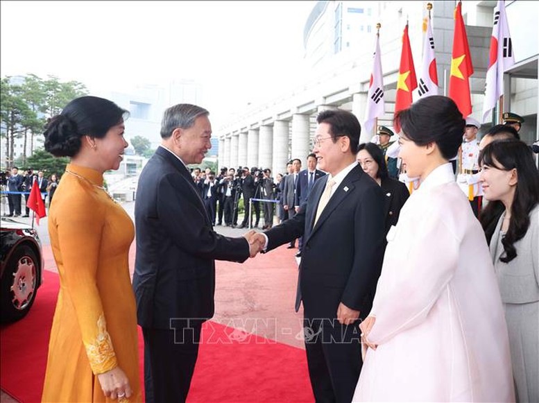 Tổng thống Hàn Quốc chủ trì Lễ đón trọng thể Tổng Bí thư Tô Lâm và Phu nhân- Ảnh 1.