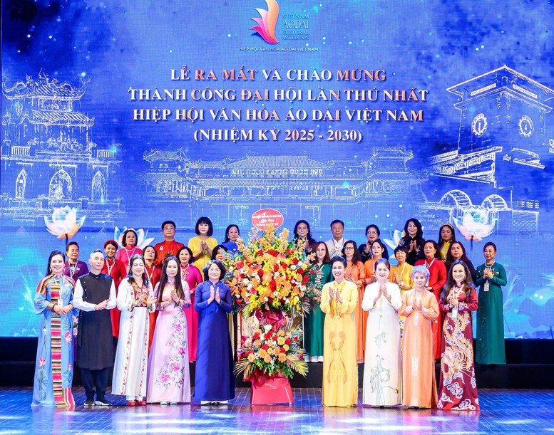Nỗ lực định vị Áo dài như thương hiệu văn hoá quốc gia đối với bạn bè quốc tế- Ảnh 1.