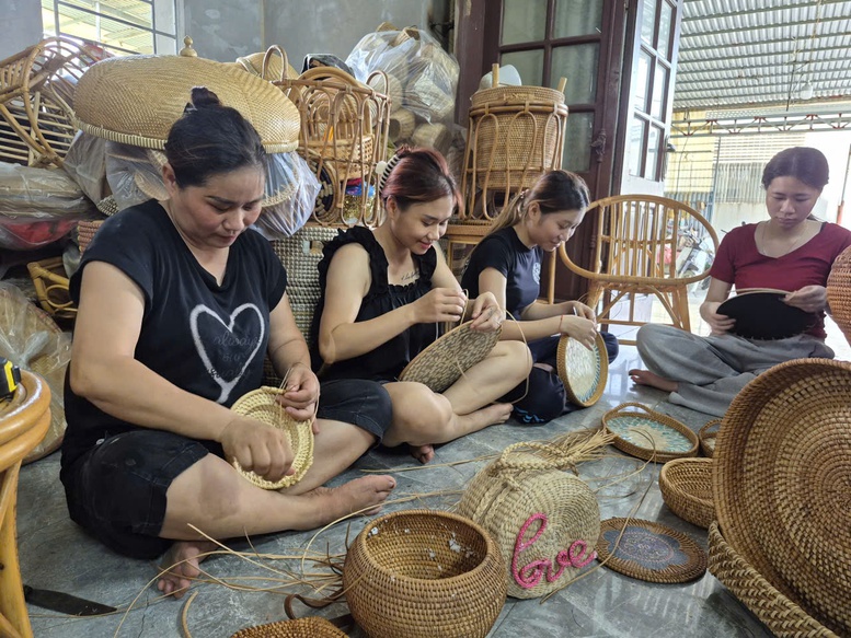 Từ bàn tay khéo léo đến thương hiệu OCOP: Tinh hoa thủ công từ làng nghề trăm tuổi- Ảnh 1.