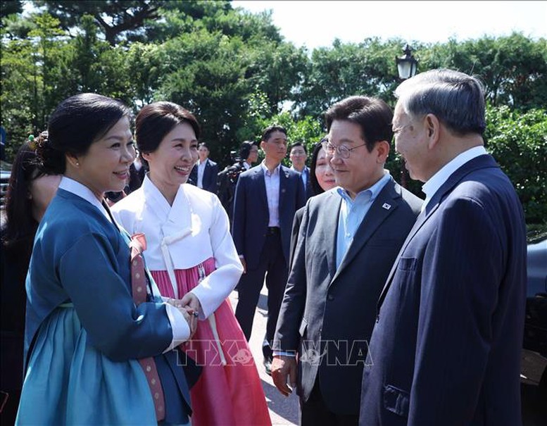 Chùm ảnh: Tổng Bí thư Tô Lâm và Phu nhân dự tiệc trà và thưởng thức nghệ thuật truyền thống- Ảnh 1.