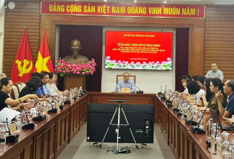 Bộ VHTTDL: Ra mắt Cẩm nang hướng dẫn thực hiện các nhiệm vụ phân cấp, phân định thẩm quyền cho UBND cấp xã- Ảnh 1.