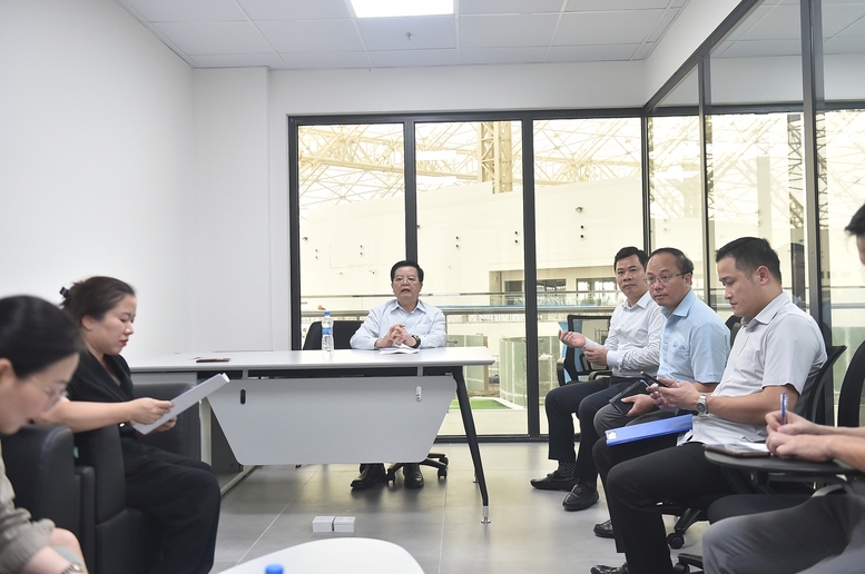 Tập trung nhân lực, tăng tốc thi công gian hàng Triển lãm thành tựu 80 năm Quốc khánh- Ảnh 1.