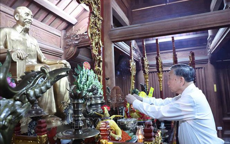 Tổng Bí thư Tô Lâm dâng hương tưởng niệm các vị tiền bối cách mạng tại Tuyên Quang