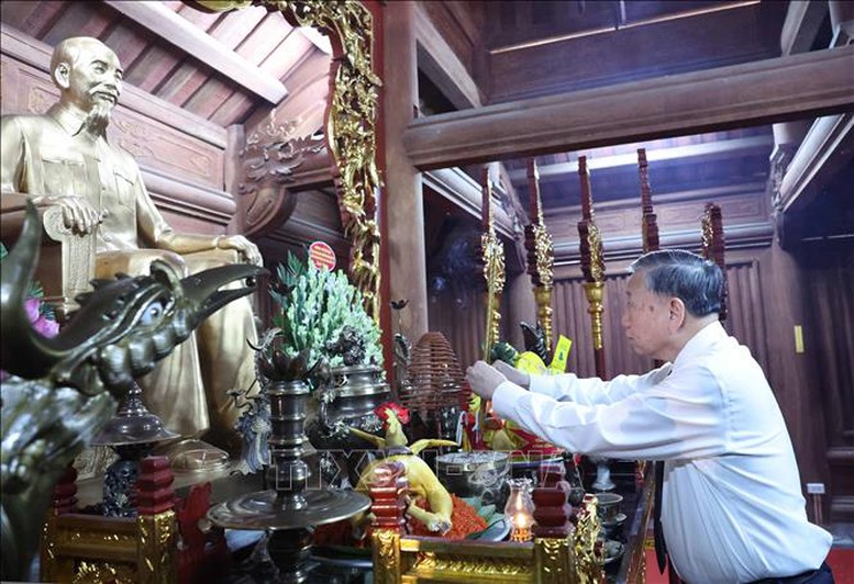 Tổng Bí thư Tô Lâm dâng hương tưởng niệm các vị tiền bối cách mạng tại Tuyên Quang- Ảnh 1.