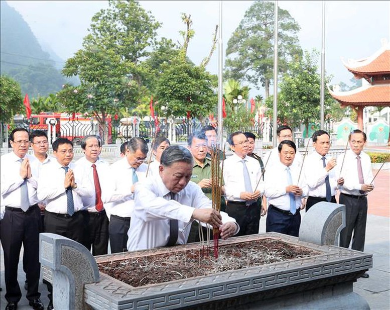 Tổng Bí thư Tô Lâm dâng hương tưởng niệm các vị tiền bối cách mạng tại Tuyên Quang- Ảnh 2.