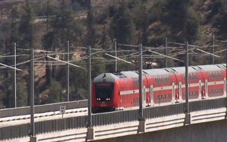 Nắng nóng tại Israel: Phải giảm tốc độ tàu do giãn đường ray