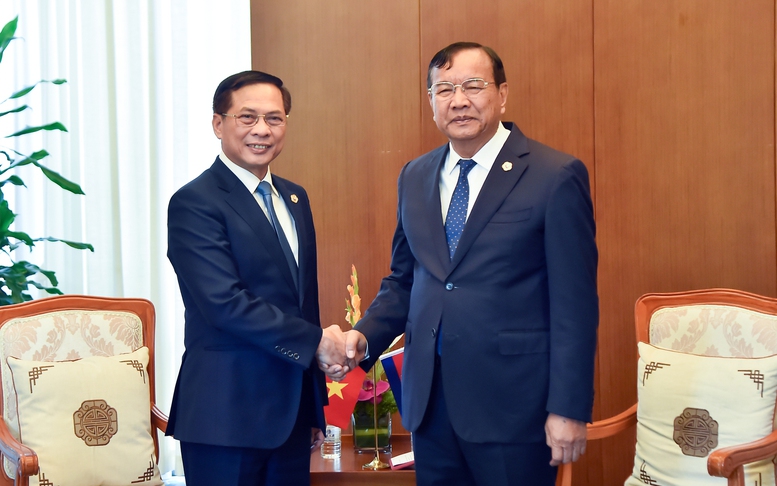 Phó Thủ tướng Bùi Thanh Sơn tiếp xúc song phương bên lề Hội nghị Mekong-Lan Thương