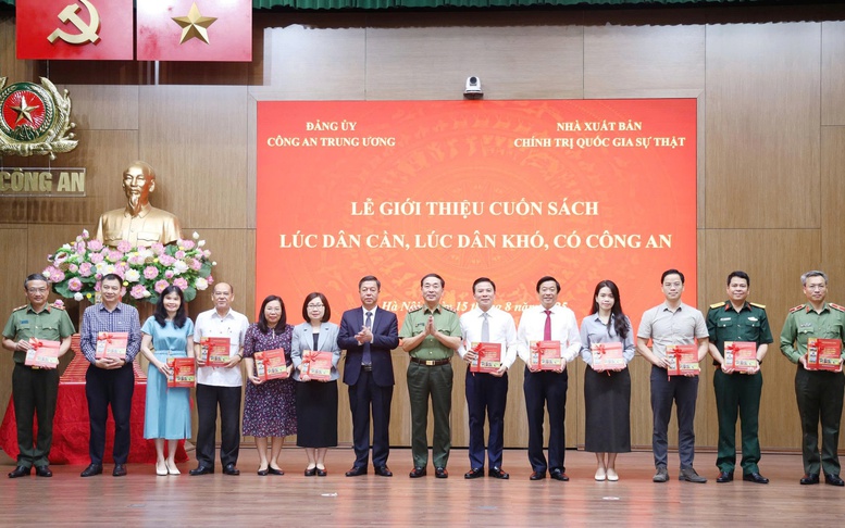 'Lúc dân cần, lúc dân khó, có Công an' - Ấn phẩm ý nghĩa, sâu sắc về lực lượng Công an nhân dân vì nước quên thân, vì dân phục vụ