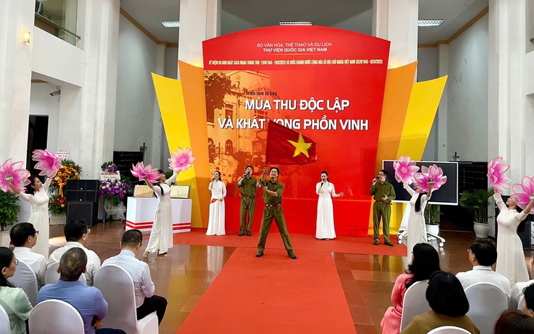 Gần 900 tư liệu, ảnh được trưng bày tại Triển lãm ‘Mùa thu độc lập và Khát vọng phồn vinh’
