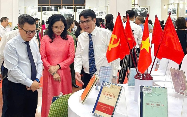 Gần 1.000 tư liệu tại triển lãm ‘Mùa thu độc lập và khát vọng phồn vinh’