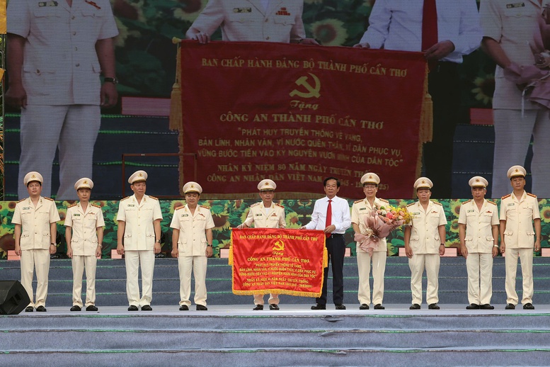TP. Cần Thơ long trọng kỷ niệm 80 năm Ngày truyền thống Công an nhân dân- Ảnh 2.