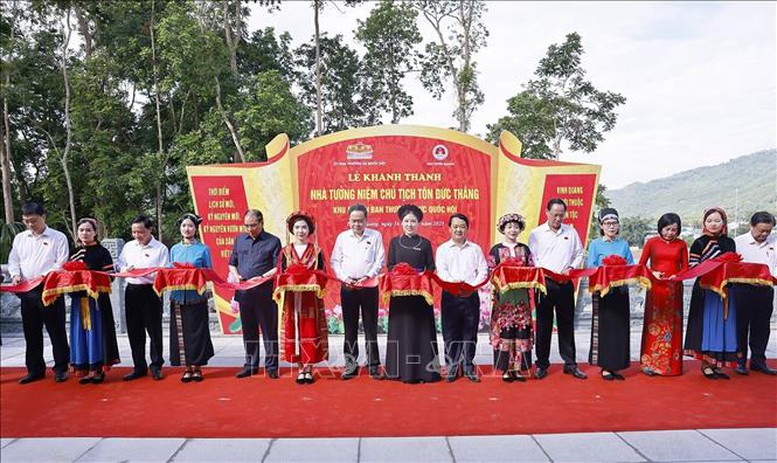 Chủ tịch Quốc hội dâng hương tưởng niệm các bậc tiền bối cách mạng tại Tuyên Quang- Ảnh 1.