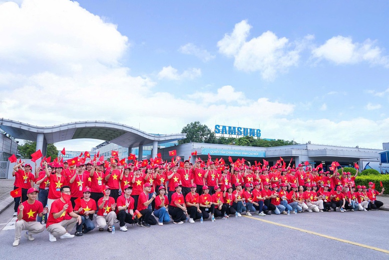 Nhân viên Samsung tự hào trong áo đỏ sao vàng "Cùng Việt Nam tiến bước"- Ảnh 4.