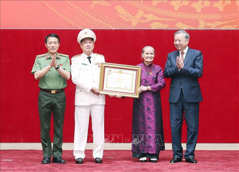 Tổng Bí thư Tô Lâm: Lực lượng công an nhân dân phải luôn giữ vững thế trận an ninh nhân dân vững chắc- Ảnh 3.