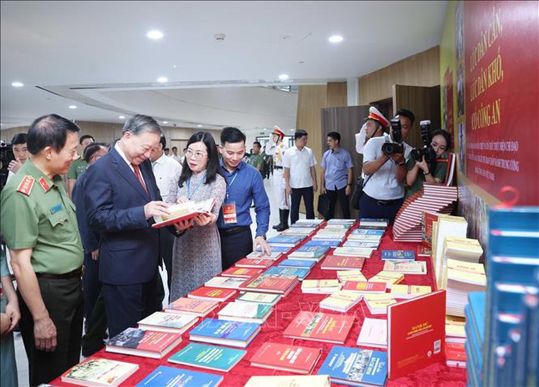 Tổng Bí thư Tô Lâm: Lực lượng công an nhân dân phải luôn giữ vững thế trận an ninh nhân dân vững chắc- Ảnh 4.