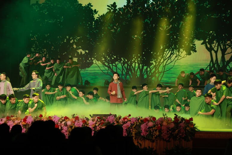 Lãnh đạo Đảng, Nhà nước dự lễ kỷ niệm 80 năm Ngày truyền thống Công an nhân dân và đón nhận Huân chương Sao Vàng lần thứ 5- Ảnh 9.