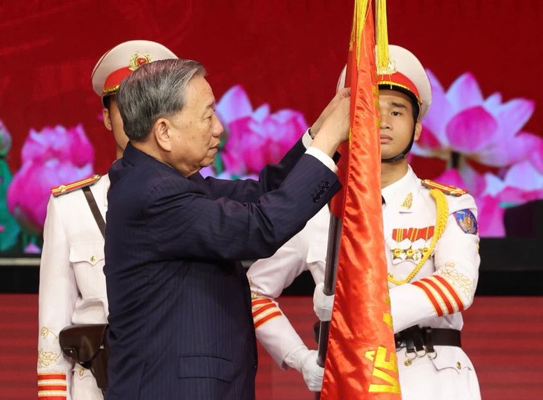 Lãnh đạo Đảng, Nhà nước dự lễ kỷ niệm 80 năm Ngày truyền thống Công an nhân dân và đón nhận Huân chương Sao Vàng lần thứ 5- Ảnh 3.