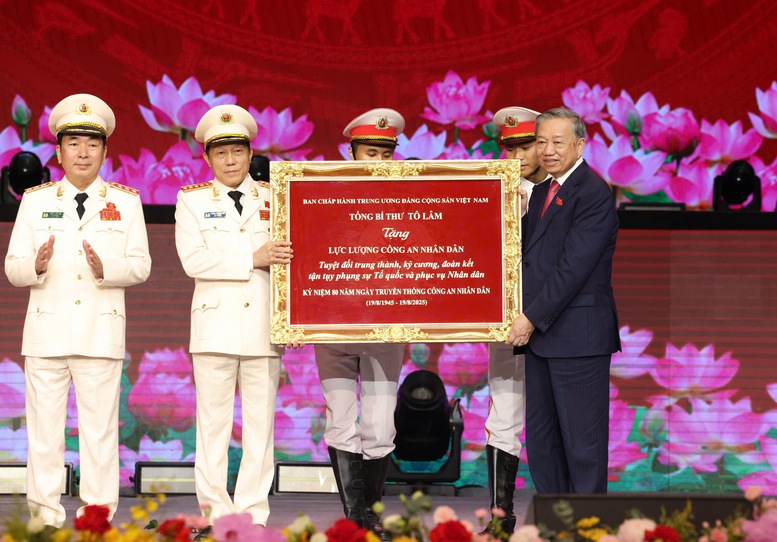 Lãnh đạo Đảng, Nhà nước dự lễ kỷ niệm 80 năm Ngày truyền thống Công an nhân dân và đón nhận Huân chương Sao Vàng lần thứ 5- Ảnh 5.