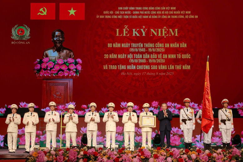Lãnh đạo Đảng, Nhà nước dự lễ kỷ niệm 80 năm Ngày truyền thống Công an nhân dân và đón nhận Huân chương Sao Vàng lần thứ 5- Ảnh 4.