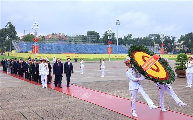 Lãnh đạo Đảng, Nhà nước vào Lăng viếng Chủ tịch Hồ Chí Minh và dâng hương tưởng niệm các anh hùng liệt sĩ- Ảnh 1.