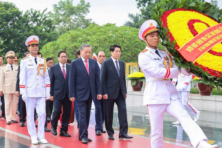 Lãnh đạo Đảng, Nhà nước vào Lăng viếng Chủ tịch Hồ Chí Minh và dâng hương tưởng niệm các anh hùng liệt sĩ- Ảnh 4.