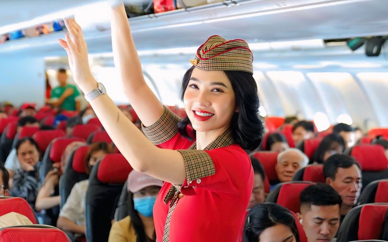 Nhận quà từ Vietjet khi mặc áo cờ đỏ sao vàng lên máy bay