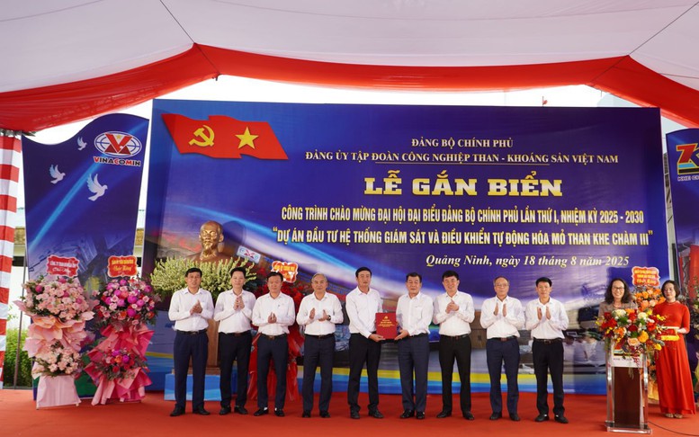 Đảng ủy TKV gắn biển công trình chào mừng Đại hội đại biểu Đảng bộ Chính phủ lần thứ I, nhiệm kỳ 2025 - 2030