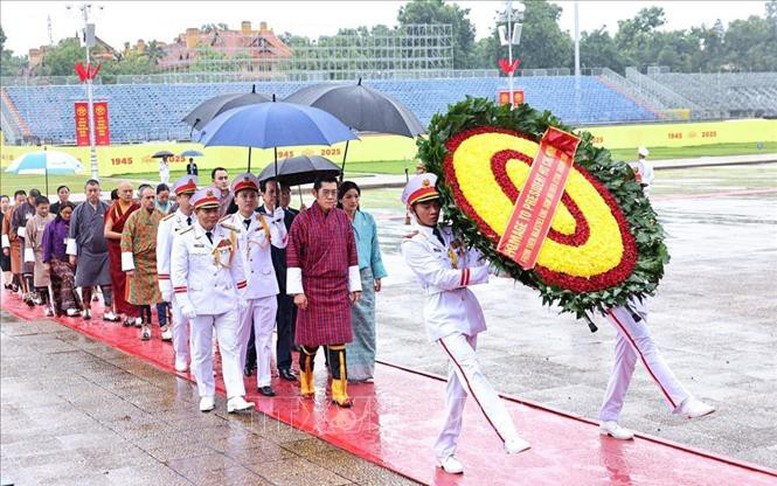 Chùm ảnh: Quốc vương Bhutan và Hoàng hậu vào Lăng viếng Chủ tịch Hồ Chí Minh