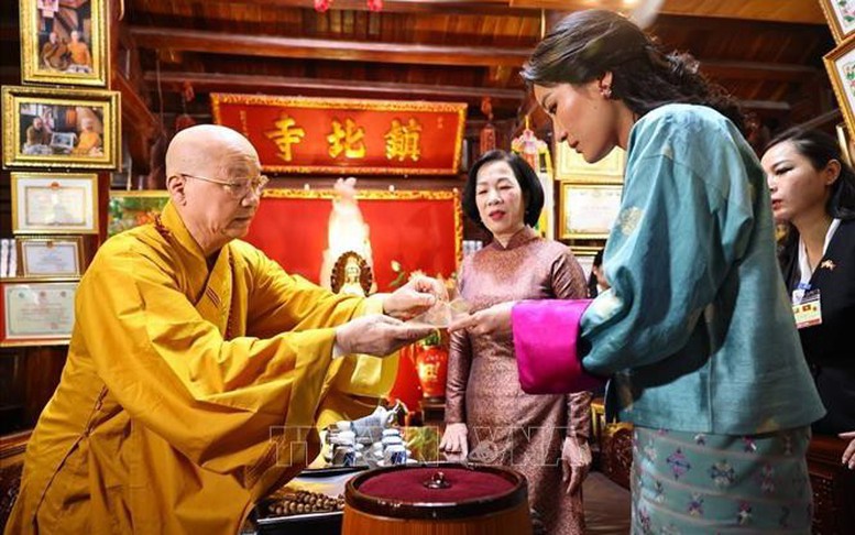 Phu nhân Chủ tịch nước và Hoàng hậu Bhutan thăm chùa Trấn Quốc