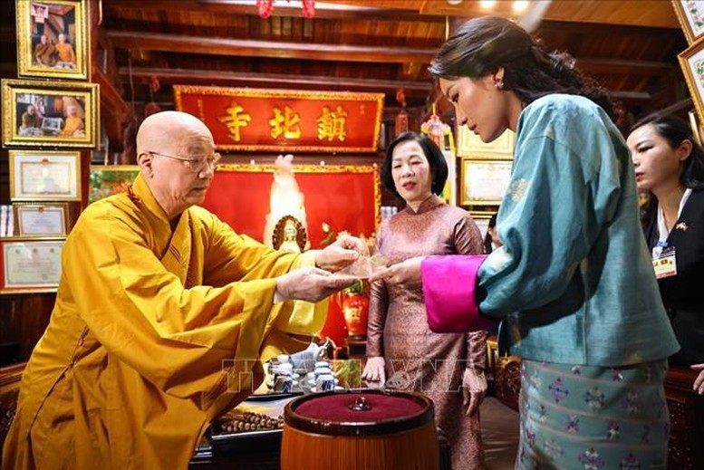 Phu nhân Chủ tịch nước và Hoàng hậu Bhutan thăm chùa Trấn Quốc- Ảnh 4.