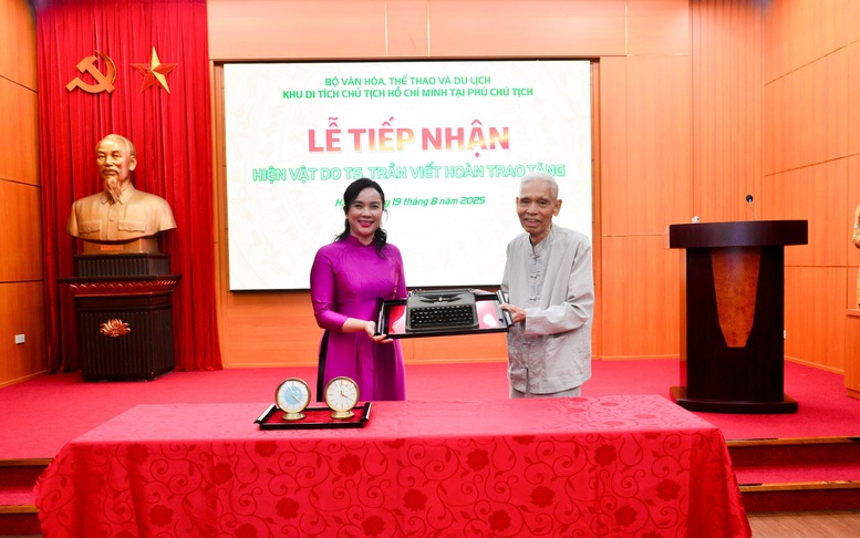 Khu Di tích Chủ tịch Hồ Chí Minh tại Phủ Chủ tịch tiếp nhận hiện vật về Chủ tịch Hồ Chí Minh