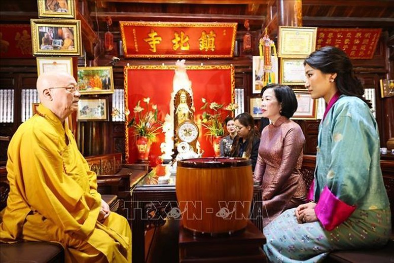 Phu nhân Chủ tịch nước và Hoàng hậu Bhutan thăm chùa Trấn Quốc- Ảnh 3.