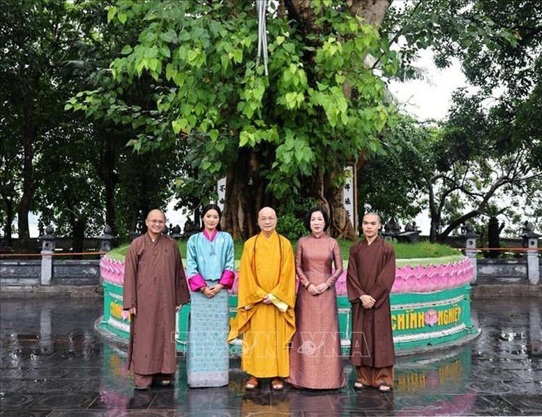 Phu nhân Chủ tịch nước và Hoàng hậu Bhutan thăm chùa Trấn Quốc- Ảnh 5.