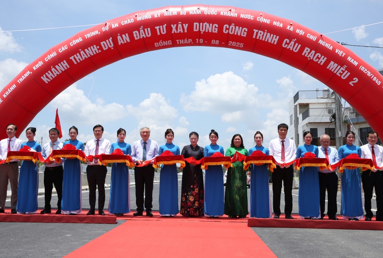 Phó Thủ tướng Thường trực Chính phủ Nguyễn Hòa Bình dự lễ khánh thành dự án cầu Rạch Miễu 2- Ảnh 2.