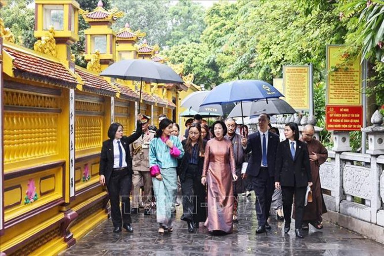 Phu nhân Chủ tịch nước và Hoàng hậu Bhutan thăm chùa Trấn Quốc- Ảnh 1.