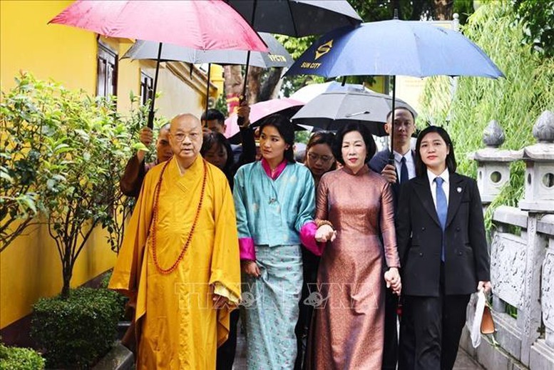 Phu nhân Chủ tịch nước và Hoàng hậu Bhutan thăm chùa Trấn Quốc- Ảnh 2.