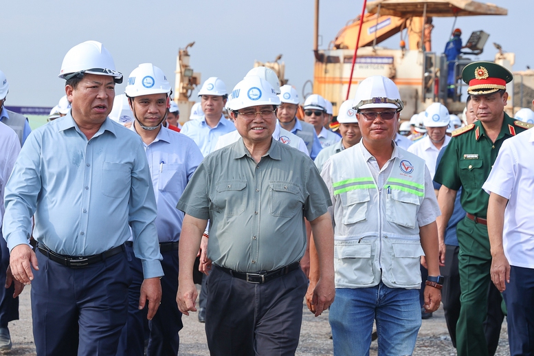 Thủ tướng lần thứ 8 kiểm tra sân bay Long Thành, yêu cầu cơ bản hoàn thành vào 19/12/2025- Ảnh 1.