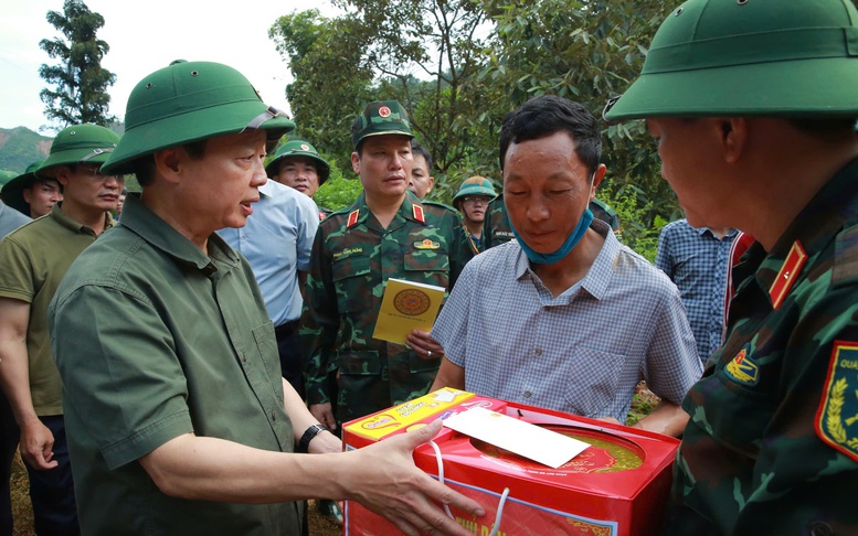 Phó Thủ tướng Trần Hồng Hà thăm hỏi, động viên người dân bị thiệt hại do lũ quét, sạt lở đất tại Điện Biên