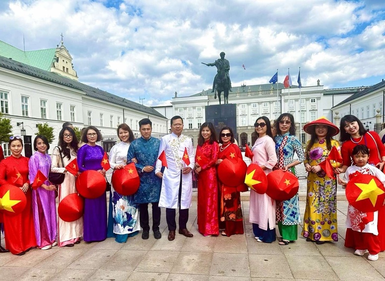 'Việt Phục Bộ Hành' tại Ba Lan: Niềm tự hào dân tộc lan tỏa nơi đất khách- Ảnh 2.