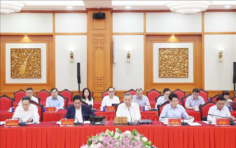 Bộ Chính trị cho ý kiến về công tác chuẩn bị Đại hội Đảng bộ thành phố Hà Nội và Đảng bộ TPHCM
