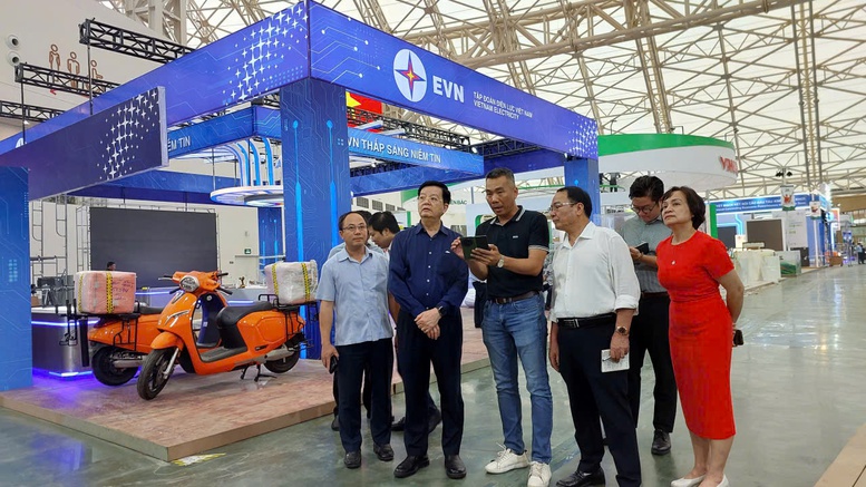 Chỉnh sửa, hoàn thiện các gian hàng, bảo đảm điều kiện tốt nhất cho khai mạc Triển lãm- Ảnh 2.