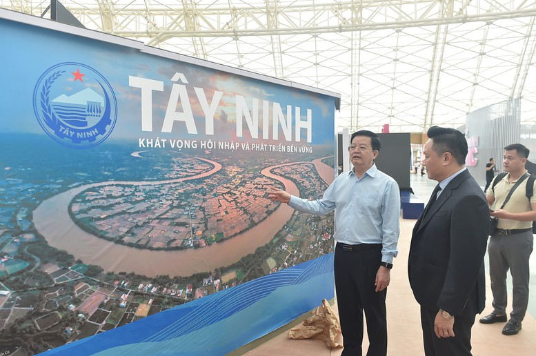 Phó Thủ tướng Mai Văn Chính kiểm tra công tác hoàn thiện các gian hàng Triển lãm- Ảnh 2.