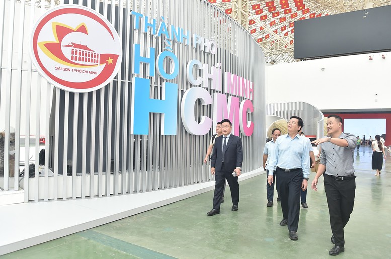Phó Thủ tướng Mai Văn Chính kiểm tra công tác hoàn thiện các gian hàng Triển lãm- Ảnh 3.