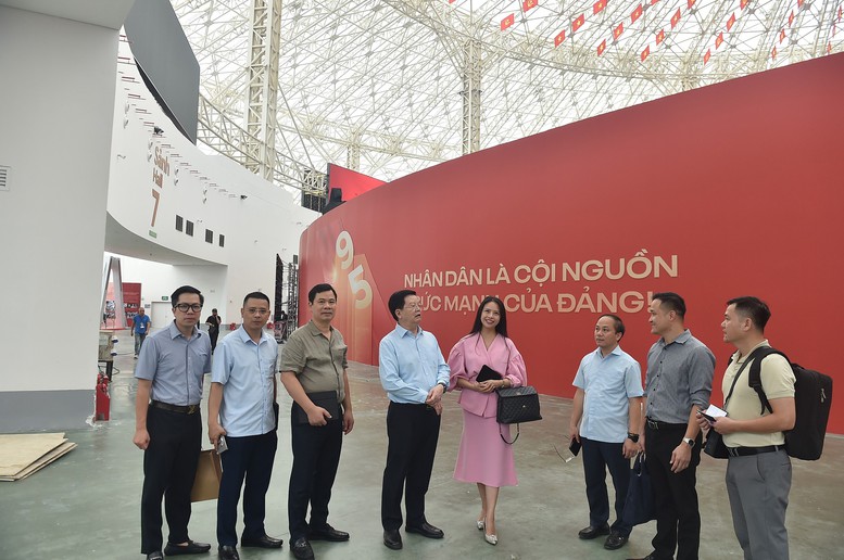 Phó Thủ tướng Mai Văn Chính kiểm tra công tác hoàn thiện các gian hàng Triển lãm- Ảnh 5.