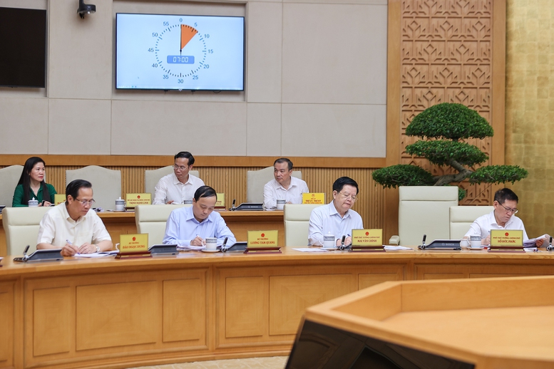 Thủ tướng: Việc giải quyết thủ tục cho người dân, doanh nghiệp phải đặt lên hàng đầu- Ảnh 6.