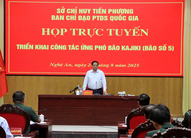 Hình ảnh 2 Thủ tướng yêu cầu tuyệt đối không chủ quan, lơ là, tiếp tục lãnh đạo, chỉ đạo sát sao, phải quyết liệt, thường xuyên, phải dứt khoát, với mục tiêu là đặt tính mạng của người dân lên trên hết, trước hết - Ảnh VGP/Nhật Bắc