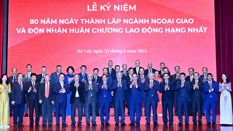 Tổng Bí thư Tô Lâm và các đồng chí lãnh đạo, nguyên lãnh đạo Đảng, Nhà nước và các đại biểu dự lễ kỷ niệm 80 năm ngành Ngoại giao Việt Nam - Ảnh: Báo Nhân dân