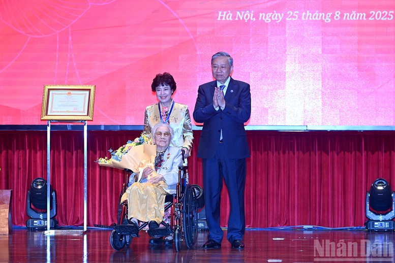 Tổng Bí thư Tô Lâm trao danh hiệu Anh hùng Lao động tặng đồng chí Nguyễn Thị Bình, nguyên Phó Chủ tịch nước, nguyên Bộ trưởng Ngoại giao - Ảnh: Báo Nhân dân